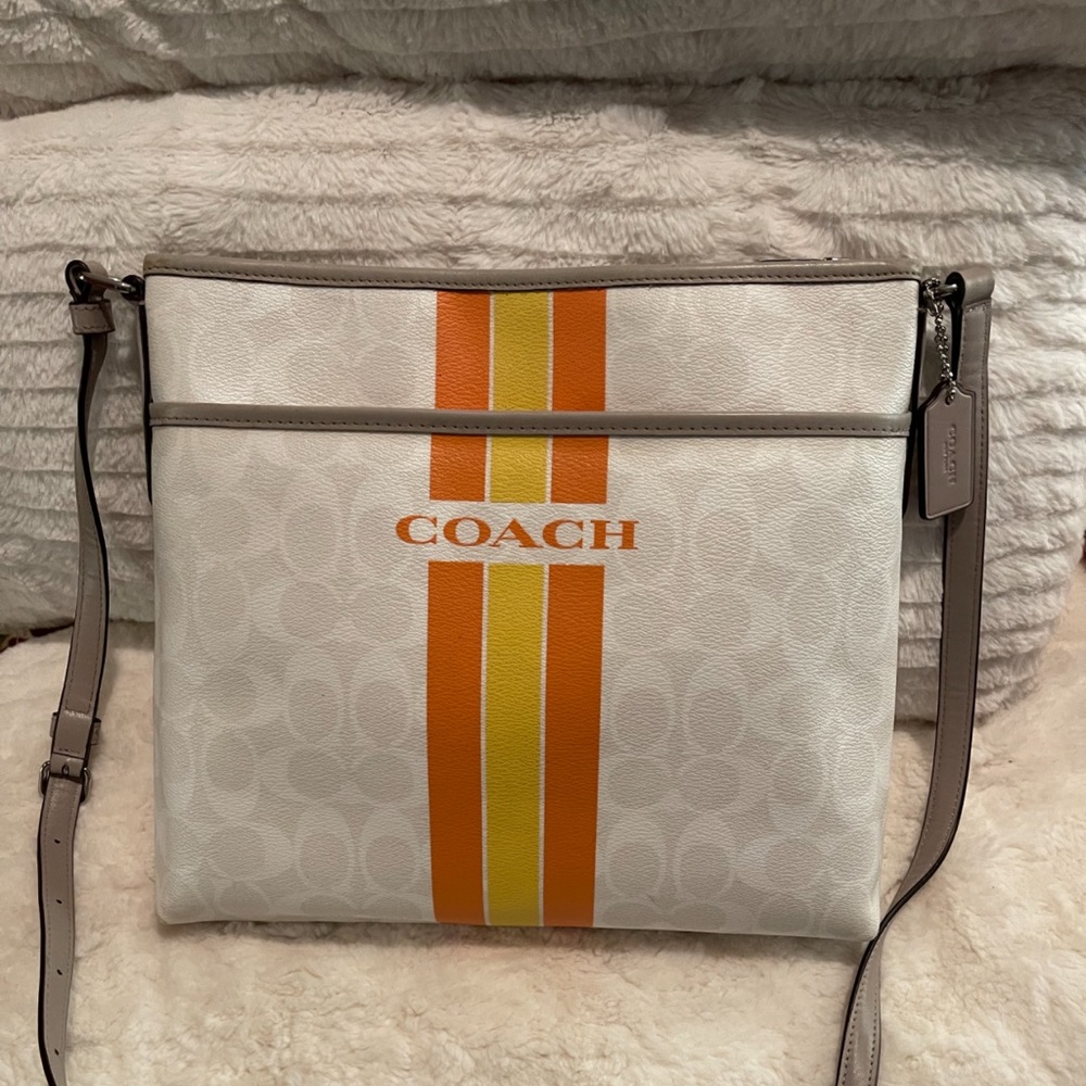 COACH CROSSBODY PURSE AND LARGE WRISTLET, NEXT TO NEW! THIS IS A LARGE CROSSBODY